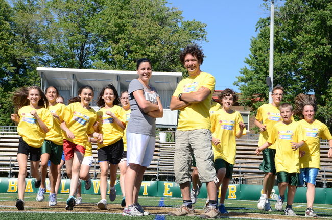 Les enseignants Audrey Plante et Pierre-Luc Fortin sont au travail depuis janvier pour préparer leurs 21 élèves à la course à relais de 290 km.