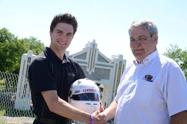 Xavier Coupal a reçu un coup de pouce important des Amis du Grand Prix et de son président, Yvon Simard. Ils lui fourniront un volant en série Sportsman lors du Grand Prix de Trois-Rivières.