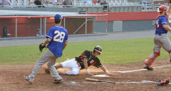 Pier-Olivier Dostaler glisse au marbre lors de la deuxième manche du deuxième match du programme double entre les Aigles Plante Sports de Trois-Rivières et les Ducs de Longueuil.