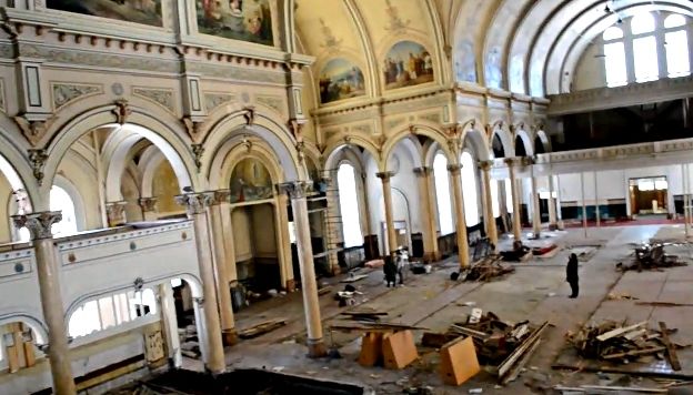 L'intérieur de l'église Saint-Philippe est dans un état de délabrement.