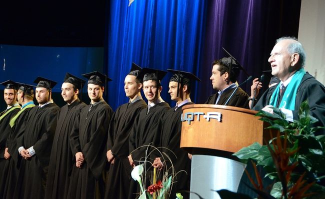 Ce sont 1037 finissants qui ont reçu leur diplôme d’études universitaires vendredi et samedi dernier.