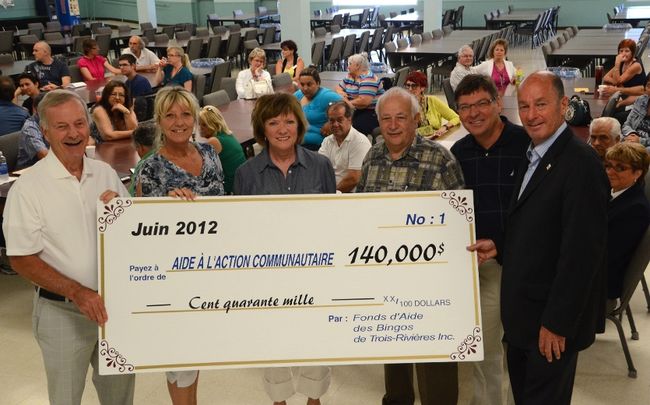 44 organismes sans but lucratif de Trois-Rivières se partageront la somme de 140 000 $ remise par le Fonds d’aide des bingos de Trois-Rivières. Dans l’ordre, Jacques Veillette, représentant du bingo de Trois-Rivières, Carole Ébacher et Louise Houle, administratrices du fonds d’aide, Claude Fortier, trésorier du fonds d’aide, Luc Langlois, directeur du Fonds d’aide ainsi que le maire Yves Lévesque.