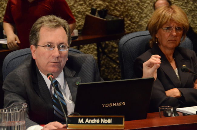 Le conseiller André Noël a talonné le maire pour savoir comment ont été octroyés les dons de matériel informatique depuis 2004.  