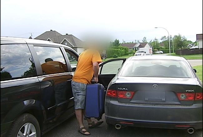 Il prétend vivre à Toronto. Du moins sa plaque d'immatriculation et le numéro du téléphone cellulaire avec lequel il nous a joints proviennent de l'Ontario. Pour approcher ses victimes, le cyberprédateur à plusieurs stratégies.