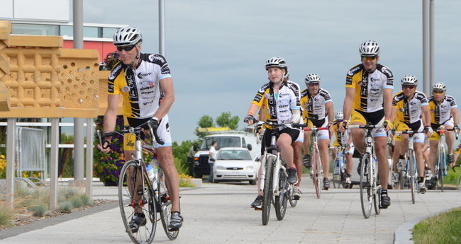 Le lecteur de nouvelles Pierre Bruneau et Marie-Soleil Quesnel ont mené le peloton du Tour CIBC Charles-Bruneau de La Tuque à Trois-Rivières, jeudi.