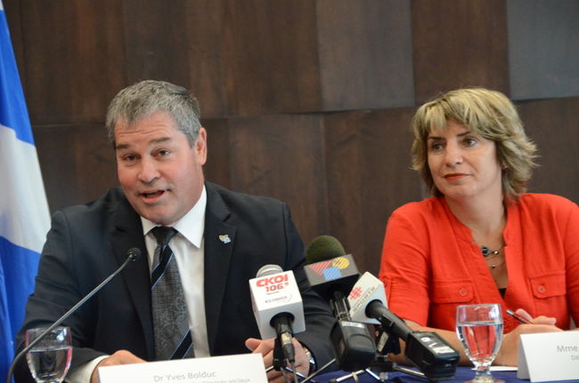Le ministre de la Santé, Yves Bolduc, accompagné de la députée de Trois-Rivières, Danielle St-Amand.