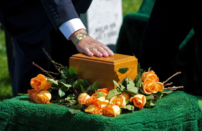 En période de deuil, chacun doit faire face à sa peine en fonction de sa réalité et de sa relation avec la personne qu’il vient de perdre.