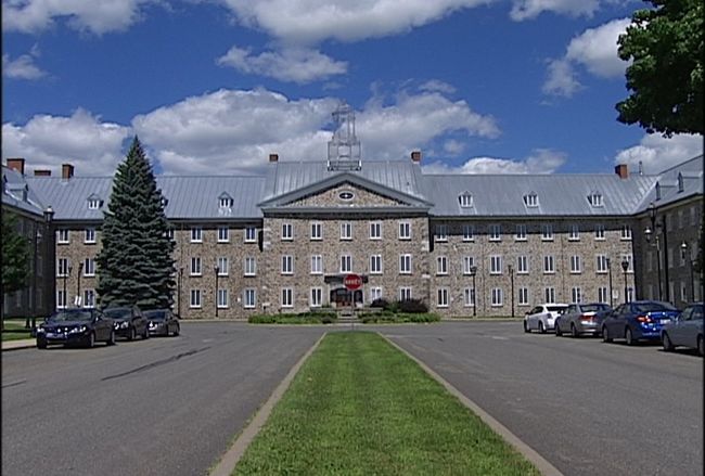 La menace de grève est maintenant chose du passé à l’École nationale de police du Québec à Nicolet. Les 200 employés se sont prononcés lundi soir en faveur de l’entente de principe intervenue entre leur syndicat et la direction le 19 juin dernier.
