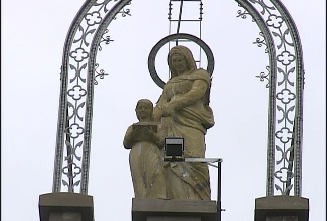 Une équipe de trois personnes a travaillé durant cinq mois à restaurer la statue de Sainte-Anne qui pèse deux tonnes.
