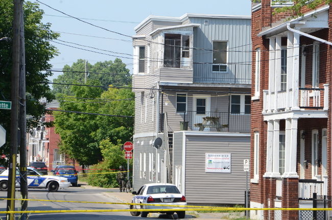L'homme de 38 ans est barricadé dans son appartement situé au troisième étage d'un immeuble de la rue Sainte-Julie.