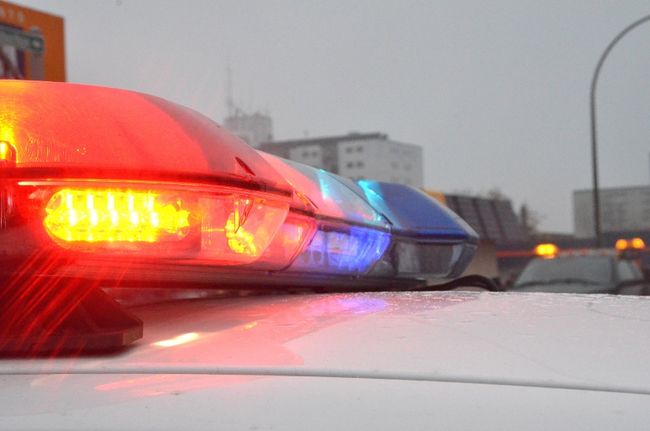 Le chargement d'un poids lourd tombe sur un motocycliste