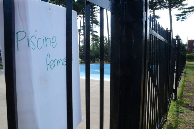 La piscine du parc des Pins sera rouverte dès 12 h 30 après avoir été fermée lundi à la suite de la découverte de verre brisée dans le bassin.