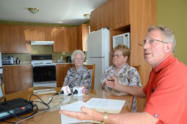 Liliane Fréchette, sa voisine, Raymonde Delisle, et Jacques Rheault, de SOS Pyrrhotite lancent un appel à l’aide pour trouver un endroit où loger les deux dames âgées qui seront expulsées le temps des travaux visant à refaire la dalle de béton sous leurs condos.