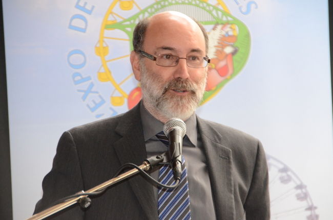 Robert Aubin souhaitait remettre des certificats de félicitations aux finissants du secondaire.