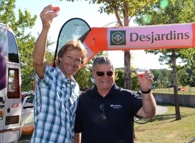 Le triathlonien Pierre Lavoie et le vice-président du Conseil des représentants de la Mauricie pour le Mouvement Desjardins, Pierre Lavigne, ont trinqué un <i>smoothie</i> à la santé des athlètes des Jeux du Québec.