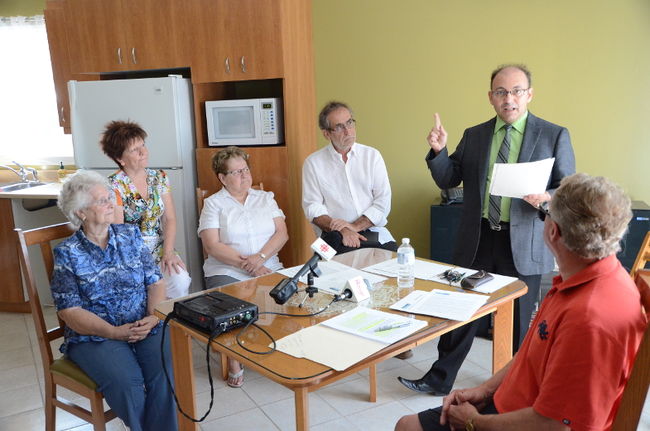 Yvon Boivin, porte-parole de la Coalition Proprio-béton, entouré de Jean Dion, de l’Association des consommateurs pour la qualité dans la construction, Liliane Fréchette et Rayonde Delisle, deux voisines touchées ainsi que la sœur de cette dernière, et Jacques Rheault, de SOS Pyrrhotite. 