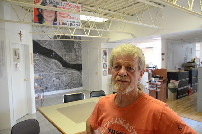 Henri Provencher, devant le quartier général d’où famille et amis poursuivent inlassablement les recherches.