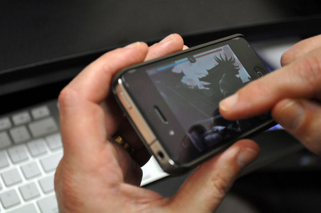 TAG taxi, une application gratuite pour iPhone qui permet de commander un taxi, est lancée mardi, à Trois-Rivières. TAG (Taxi assigné par géolocalisation) offre aux Trifluviens l'occasion de se déplacer comme ils le veulent et à l'industrie du taxi de moderniser son approche client.