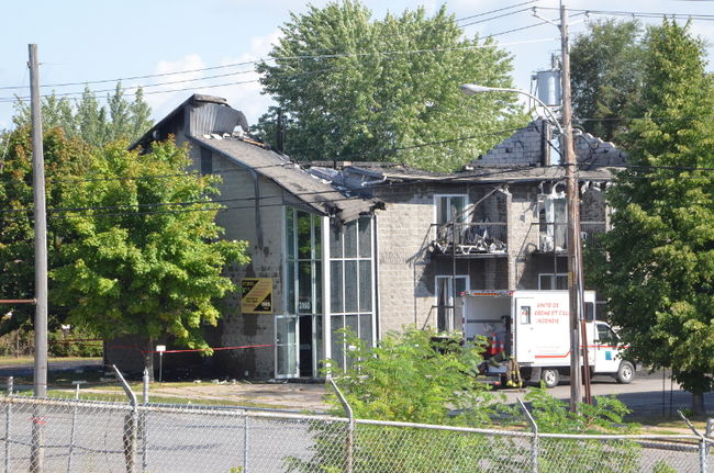 Un immeuble à logements a été ravagé par les flammes tôt jeudi matin au 3160 rue de Courval, à Trois-Rivières.