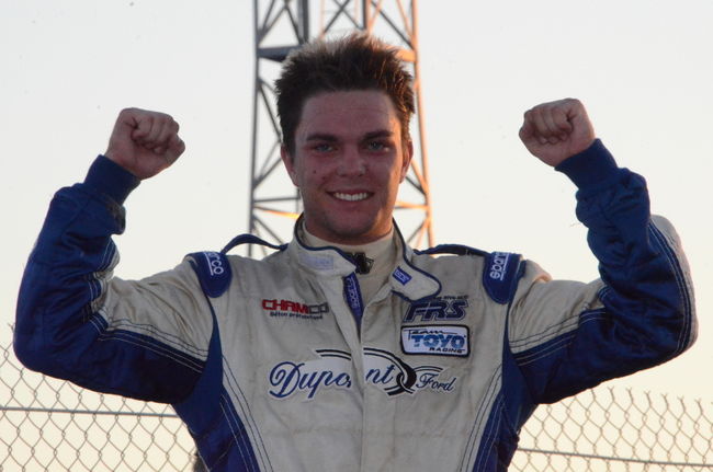 Visiblement exténué après sa longue bataille en piste, Xavier Coupal s'est mérité un volant en NASCAR Canadian Tire.