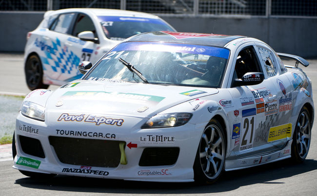 Marc-André Bergeron devance Jacques Deshaies lors d’une des courses de la série CTCC disputées dans le cadre du Grand Prix de Formule 1 de Montréal.