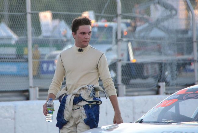 Vainqueur de l'épreuve de la série Sportsman Québec, Xavier Coupal a été disqualifié après la course puisque sa transmission était trop légère de trois livres.