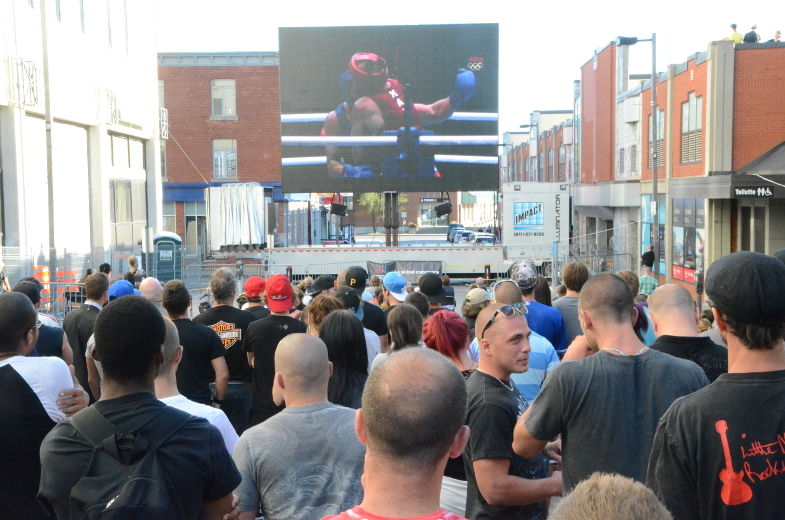 Les citoyens de Trois-Rivières se sont rassemblés sur la rue Badeaux pour visionner le combat sur un écran géant.