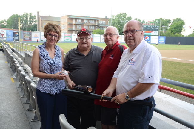Le Championnat canadien de baseball junior se tiendra du 16 au 19 août au Stade Fernand-Bédard. Dans l’ordre habituel : Carole Béliveau, présidente du Championnat, Yvon Monfette, le « Doc » Guy Boisclair et Réal Lajoie, président des Aigles.