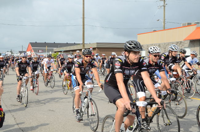Ils étaient environ 2000 à Trois-Rivières, dimanche matin, pour le départ du Granfondo Louis Garneau, un parcours chronométré de 110 km qui les mènera jusqu’à Saint-Augustin-de-Desmaures.