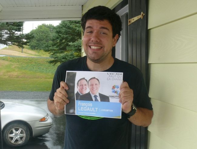 Alex Drouin ne pensait pas que sa parodie d'affiche électorale de François Legault envahirait le web.