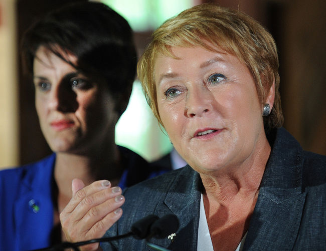 La chef du Parti québécois, Pauline Marois, et la candidate dans Trois-Rivières Djemila Benhabib, ont tenu un point de presse sur la laïcité au moulin seigneurial de Pointe-du-Lac, mardi.