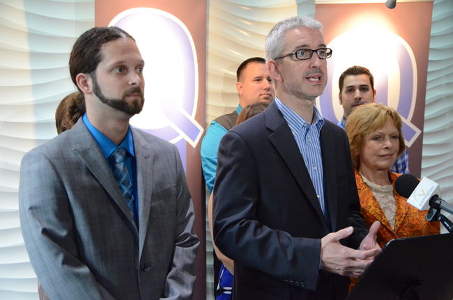 Guillaume Langlois, médecin de Bécancour et candidat d’Option nationale dans le comté de Jean-Talon, accompagné de Jean-Martin Aussant. 