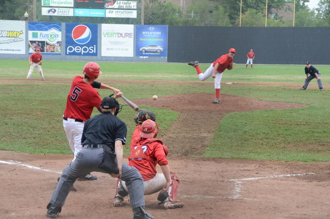 Le Manitoba et le Nouveau-Brunswick ont disputé le premier match du Championnat canadien de baseball junior jeudi matin au stade Fernand-Bédard.