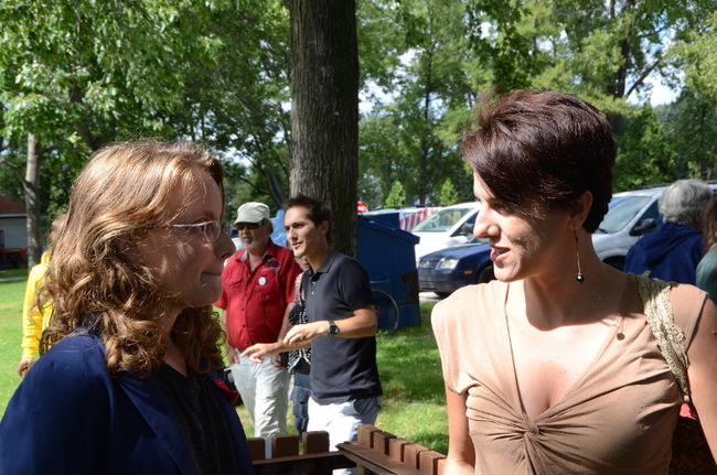 La présidente de la FECQ, Éliane Laberge, en discussion avec la candidate du PQ dans Trois-Rivières, Djemila Benhabib.