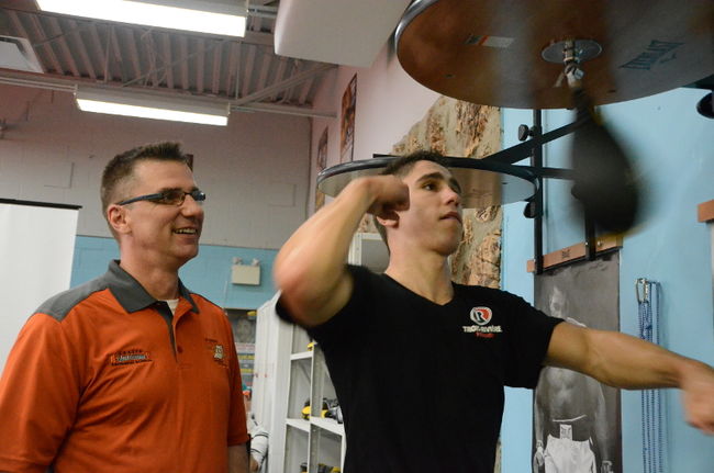 Mikael Zewski s’est entraîné devant son public, samedi, dans son nouveau gymnase de Trois-Rivières. Le tout sous la supervision de son père, Jean.