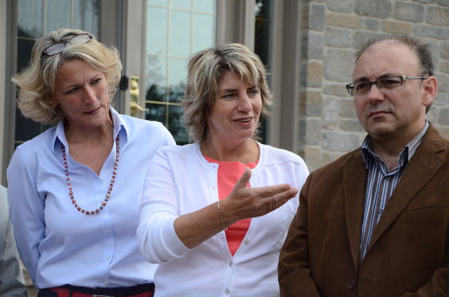 La ministre du Travail, Lise Thériault, était de passage dans la région lundi pour revenir sur le dossier de la pyrrhotite. Elle était accueillie par sa collègue Danielle St-Amand, députée de Trois-Rivières et Yvon Boivin, porte-parole de la Coalition Proprio-béton.