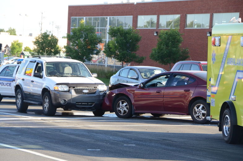 Collision à trois voitures sur des Forges