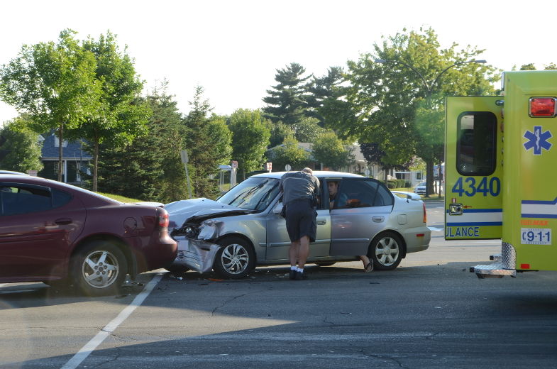 Collision à trois voitures sur des Forges