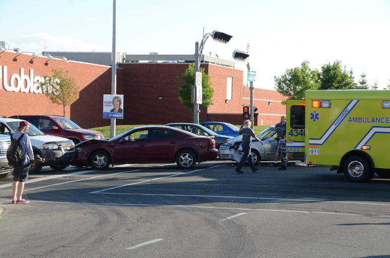 Collision à trois voitures sur des Forges