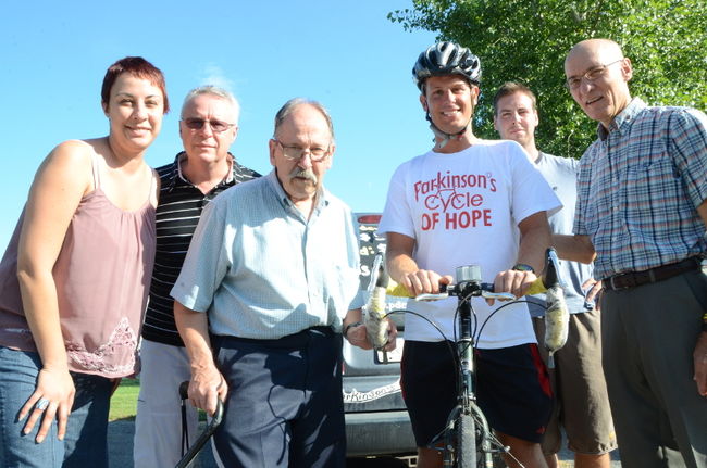 Cory Welsh sur son vélo, entouré d’Anne-Marie Désaulniers, agente de communication pour la Société Parkinson de la Mauricie et du Centre-du-Québec, Gérard Frenette, président, Jean-Marie Thiffault et Anthonie Raymond, tous deux atteints de la maladie.