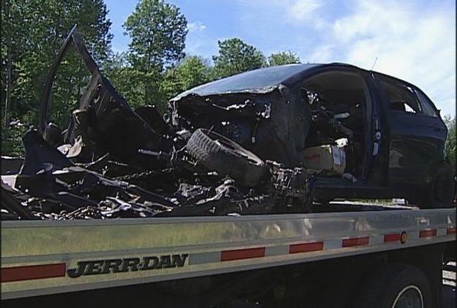 La Toyota Echo était dans un bien mauvais état après la collision.
