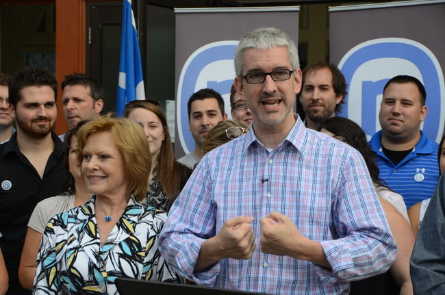 Jean-Martin Aussant a donné un discours devant plusieurs dizaines de militants samedi matin à Nicolet, avec à sa droite Lisette Lapointe et derrière lui plusieurs candidats d’Option nationale venus lui prêter main-forte pour un blitz de porte-à-porte dans sa circonscription de Nicolet-Bécancour.