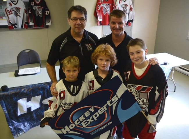 Plus de 40 jeunes hockeyeurs de Trois-Rivières-Ouest pourront profiter du don de 17 000 $ de l'Association des joueurs de la Ligue nationale de hockey. Le président de l'OHMTRO, Sylvain Perron, était bien heureux d'accepter ce don des mains du défenseur du Lightning de Tampa Bay Marc-André Bergeron.