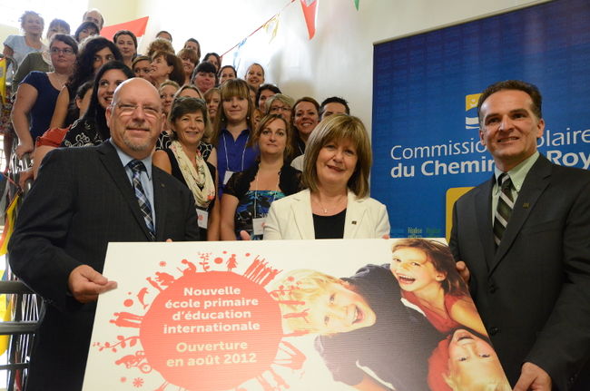 Yvon Lemire, président du Conseil des commissaires, Hélène Corneau, directrice générale de la Commission scolaire Chemin-du-Roy et Stéphane Ayotte, directeur de la nouvelle école primaire d’éducation internationale lors de son inauguration.