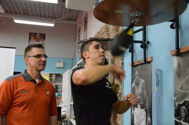 Mikaël Zewski a inauguré son nouveau gymnase à Trois-Rivières, il y a deux semaines, en compagnie de son père.