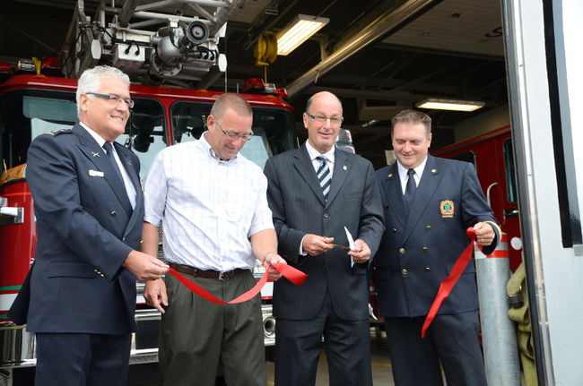 Le directeur général de la Sécurité publique de Trois-Rivières, Francis Gobeil, le conseiller municipal Guy Daigle, le maire Yves Lévesque et Dany Cloutier, directeur adjoint des opérations incendies ont officiellement inauguré le nouveau quartier général du service incendie par le traditionnel couper du ruban.