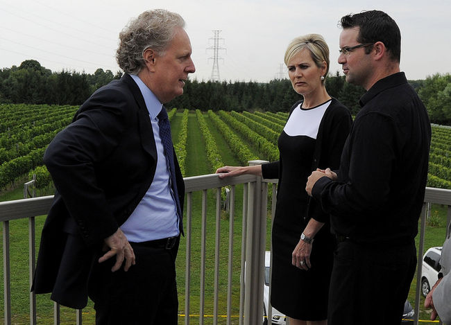 Jean Charest était de passage en Mauricie, vendredi. Il a fait un arrêt au Domaine et Vins Gélinas de Saint-Sévère dans la circonscription de Maskinongé.