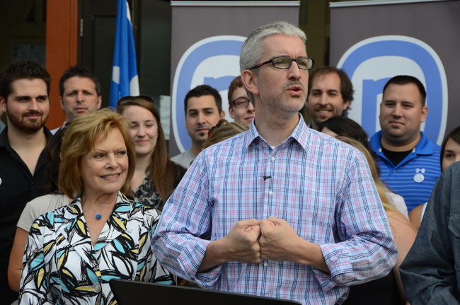 Jean-Martin Aussant s’est dit satisfait de sa campagne, et heureux que son parti ait reçu l’appui de nombreuses personnalités publiques, comme Lisette Lapointe (à gauche).