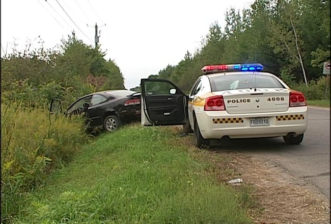 Sa voiture a fait une embardée dans un fossé et il a poursuivi sa fuite à pieds. Les policiers ont eût tôt fait de le rattraper.