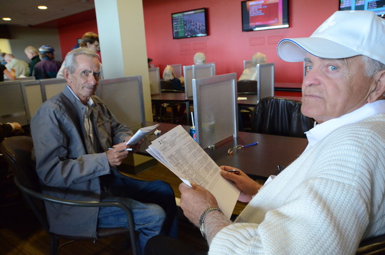 André et Gérald Grenier ont fait le voyage de Montréal afin d'assister à la résurrection de l’hippodrome de Trois-Rivières. Les deux habitués des courses de chevaux peinaient à constater l’importante affluence de la journée.